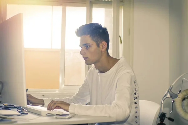 Jóvenes con la computadora —  Fotos de Stock