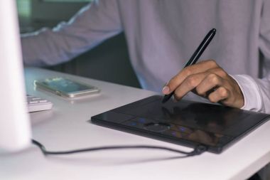 Dijital tablet ile çalışma el