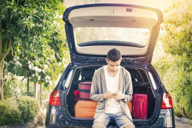 Araba ile bavul ve Bagaj ile seyahat eden insanlar