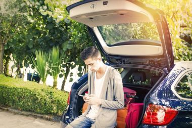 Araba ile bavul ve Bagaj ile seyahat eden insanlar