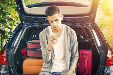 Araba ile bavul ve Bagaj ile seyahat eden insanlar