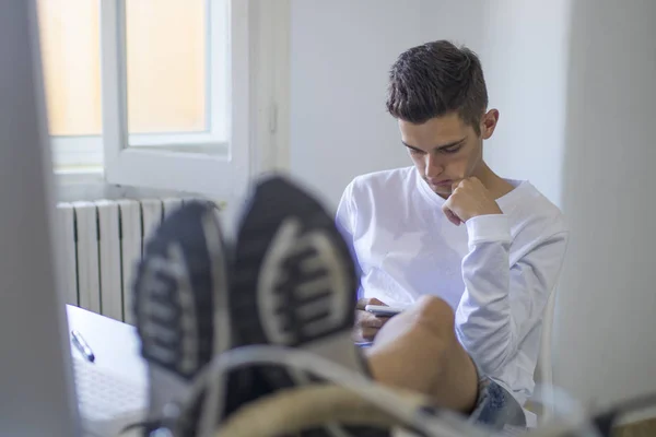 Studente Adolescente Giovane Sul Desktop Con Telefono Cellulare Computer — Foto Stock