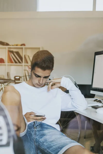 Estudiante Adolescente Joven Escritorio Con Teléfono Móvil Computadora — Foto de Stock