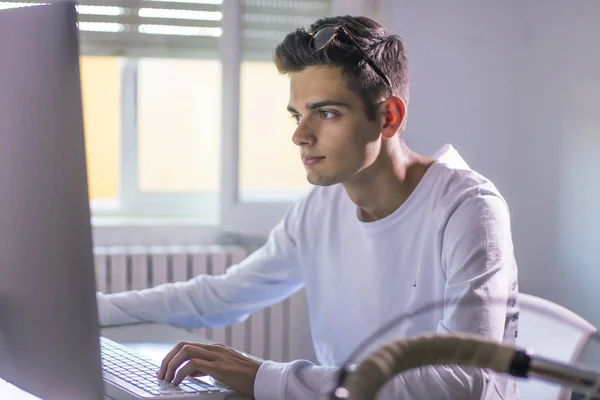 Tonåring Eller Ung Man Student Skrivbordet Med Mobiltelefon Och Dator — Stockfoto