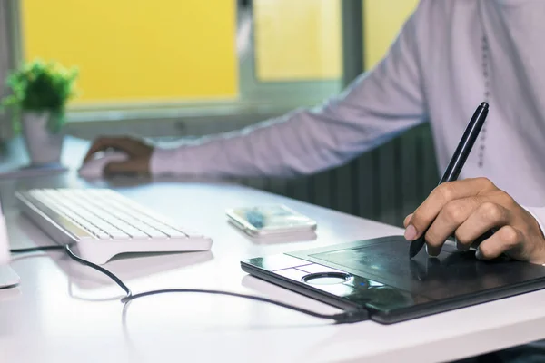 Hand Arbetar Med Digitala Tabletten — Stockfoto