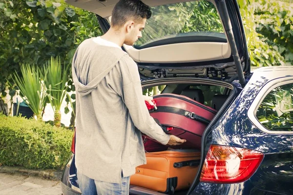 Araba ile bavul ve Bagaj ile seyahat eden insanlar