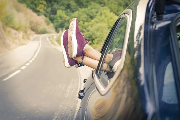 Füße Autofenster Reise Und Urlaubskonzept — Stockfoto