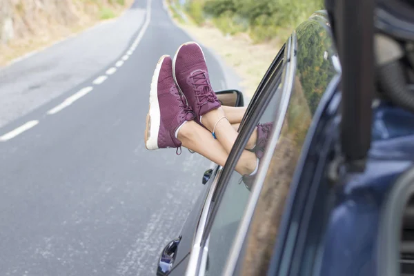 Füße Lugen Ins Autofenster — Stockfoto