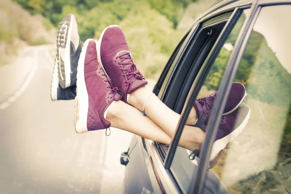 Füße Autofenster Reise Und Urlaubskonzept — Stockfoto