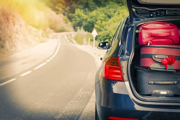 Coche Con Maletas Carretera — Foto de Stock