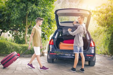 Arabayla seyahat edenler