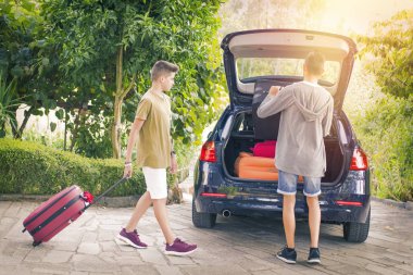 Arabayla seyahat edenler