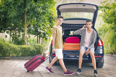 Arabayla seyahat edenler