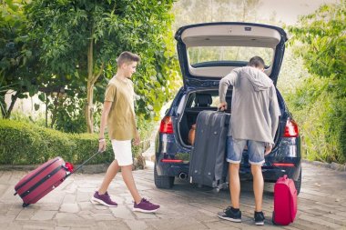 Arabayla seyahat edenler