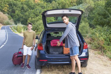 Arabayla seyahat edenler