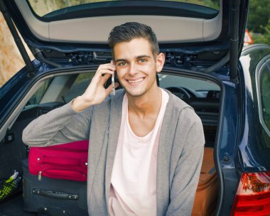 cep telefonu arabada olan genç adam