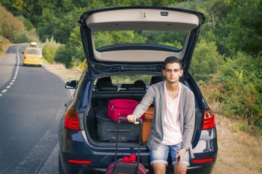 Arabadaki genç adam.