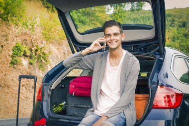 cep telefonu arabada olan genç adam