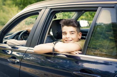 çocuk araba penceresinde