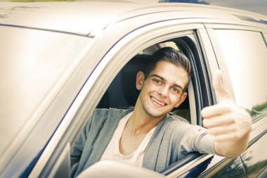 Arabadaki genç adam.