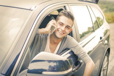 ile belgili tanımlık hareket eden arabadaki adam 