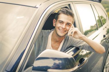 ile belgili tanımlık hareket eden arabadaki adam 