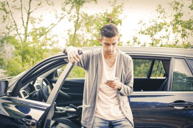 ile belgili tanımlık hareket eden arabadaki adam 