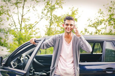 ile belgili tanımlık hareket eden arabadaki adam 