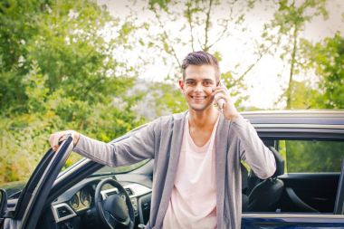 ile belgili tanımlık hareket eden arabadaki adam 