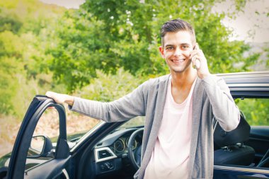 ile belgili tanımlık hareket eden arabadaki adam 