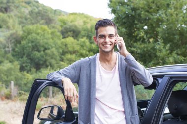 ile belgili tanımlık hareket eden arabadaki adam 