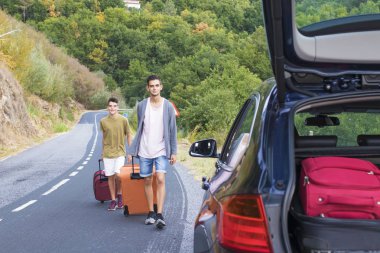 Arabayla seyahat edenler