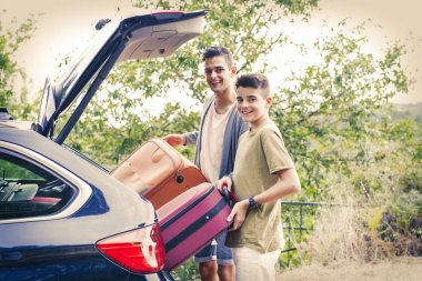 Arabayla seyahat edenler