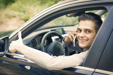 Arabadaki genç adam.