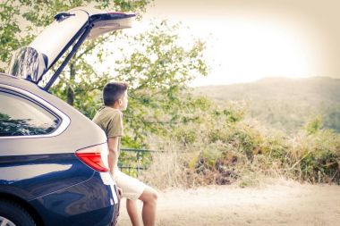 Çocuk arabanın bagajına 