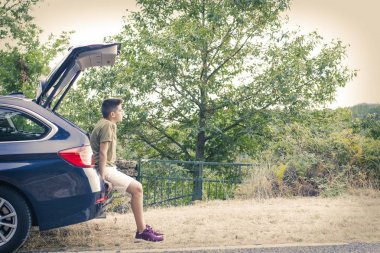 Çocuk arabanın bagajına 