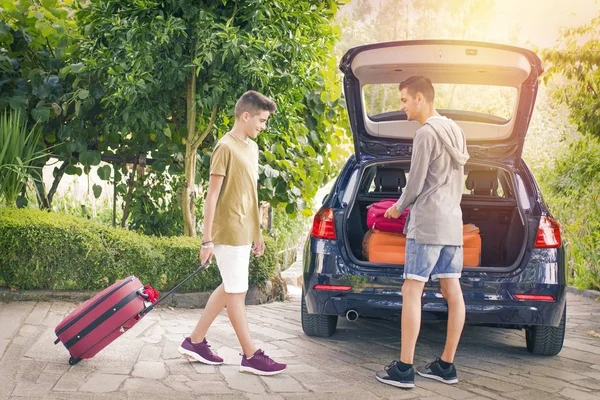 Pessoas que viajam de carro — Fotografia de Stock