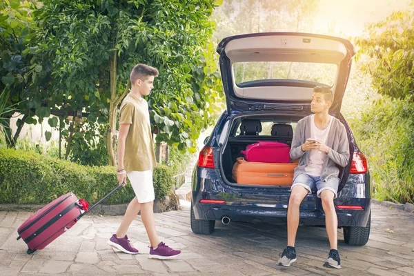 Pessoas que viajam de carro — Fotografia de Stock