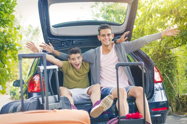 Pessoas que viajam de carro — Fotografia de Stock