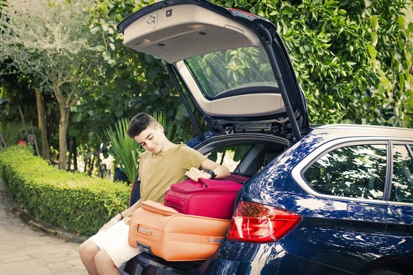 Mensen Die Reizen Met Auto Met Koffers Bagage — Stockfoto