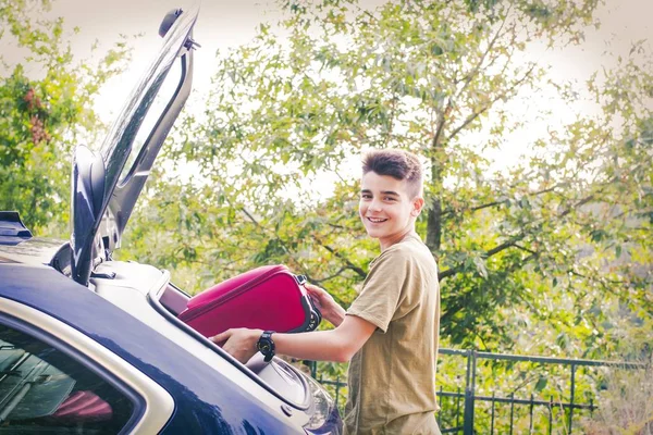 Niño Que Lleva Maleta Coche —  Fotos de Stock