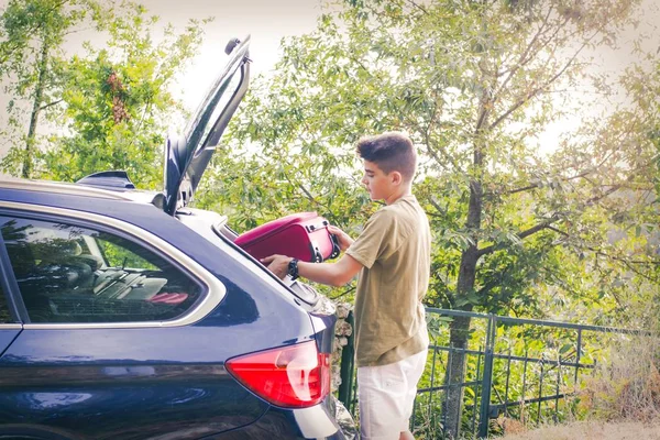 Kind Trägt Koffer Auto — Stockfoto