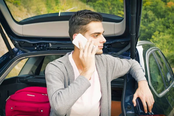 Mann mit Auto und Handy — Stockfoto