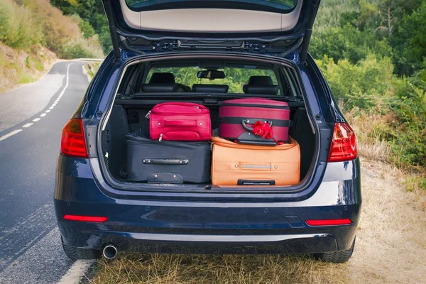 Coche con maletero cargado con maletas — Foto de Stock