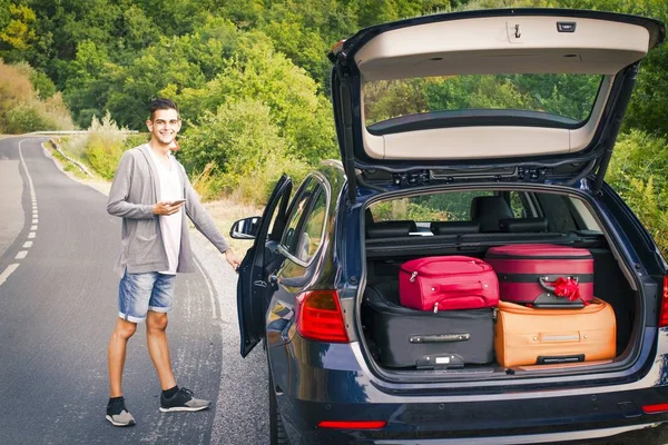 Hombre con coche y móvil — Foto de Stock