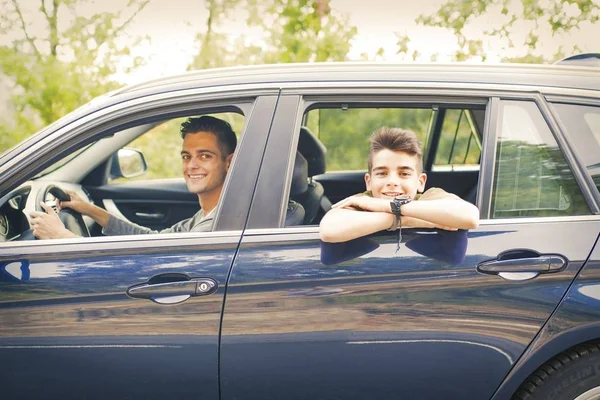 Personer som reser med bil — Stockfoto