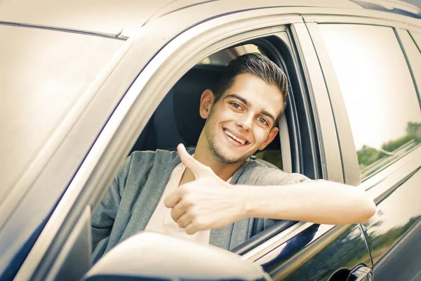 Joven en el coche —  Fotos de Stock