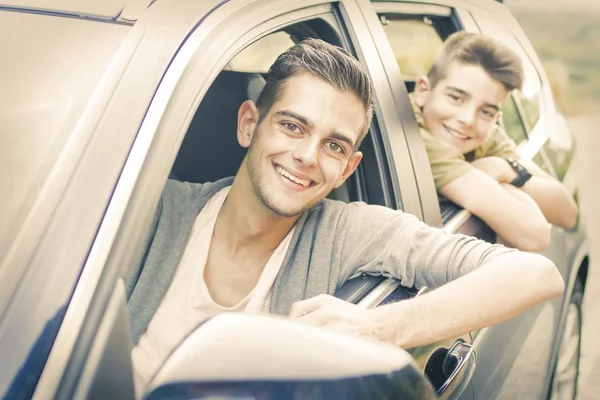 Pessoas que viajam de carro — Fotografia de Stock