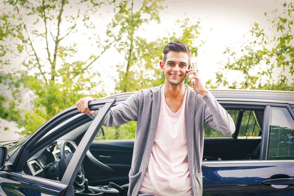 ile belgili tanımlık hareket eden arabadaki adam 