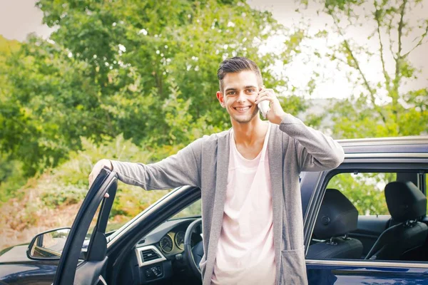 Hombre en el coche con el móvil —  Fotos de Stock